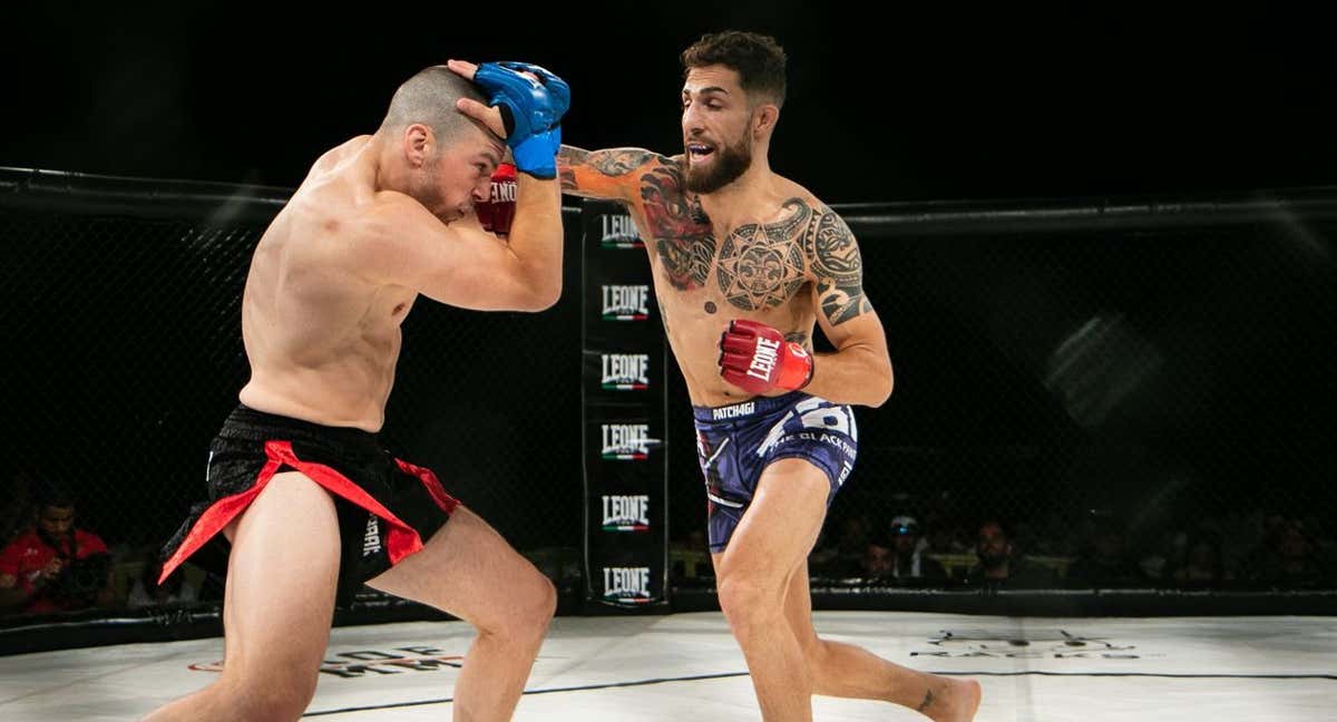 David Mora (guantilla roja) golpea a un oponente durante un combate en AFL./AFL MMA