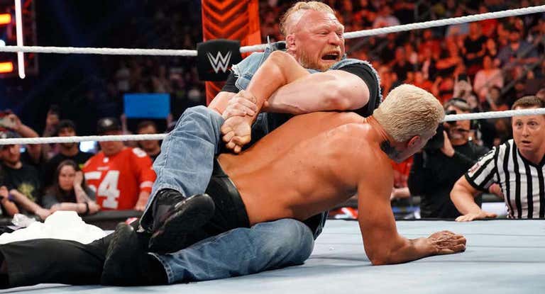 Brock Lesnar ataca a Cody Rhodes durante Raw.