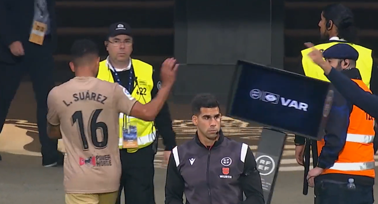 Luis Suárez empuja al monitor del VAR.