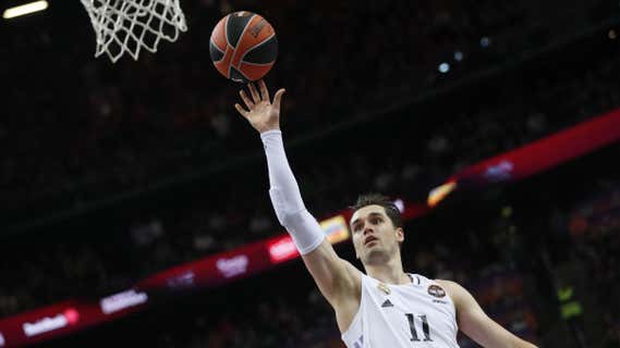 Mario Hezonja, justo antes de anotar una canasta bajo aro en la final de la Euroliga. /EFE