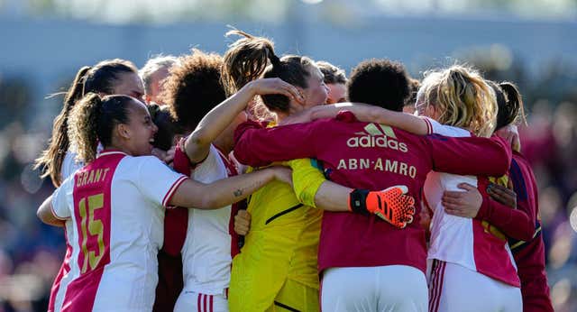 El Ajax bloquea la celebración del femenino… por el rendimiento del masculino