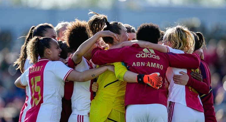 El Ajax femenino celebra el título de Liga.
