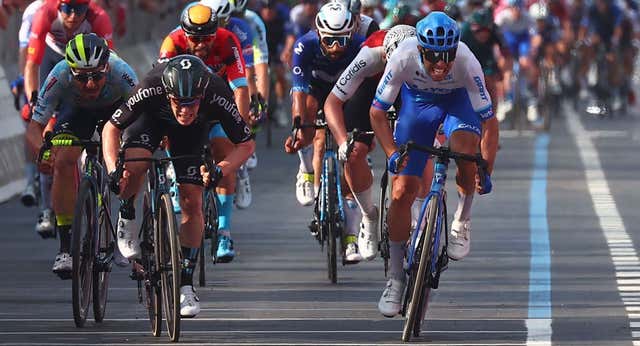 Alberto Dainese gana el sprint con foto finish y Geraint Thomas mantiene la maglia rosa