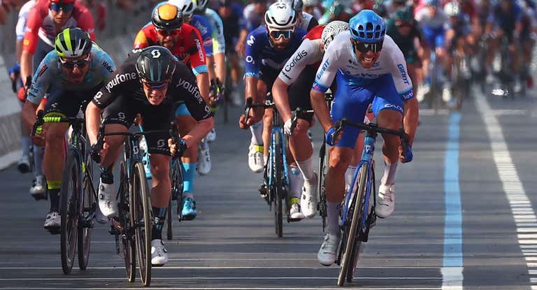 Alberto Dainese (izquierda) ganó en un sprint muy apretado.