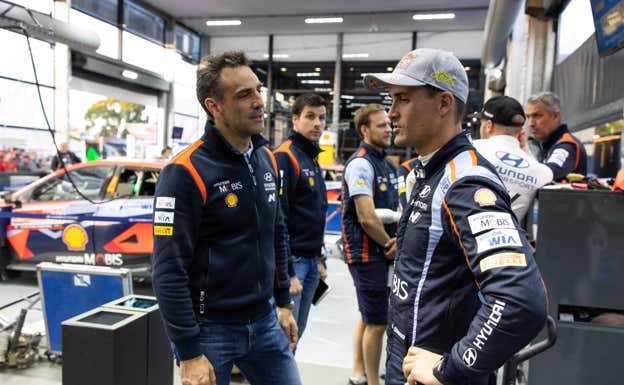 Cyril Abiteboul, jefe de Hyundai Motorsport, y Dani Sordo, durante un rally en 2023.  Hyundai Motorsport