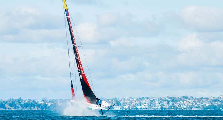 El AC40 del New Zealand 'despega' en Auckland.