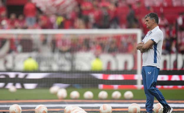 Mendilibar, solo en el campo, antes del Juventus-Sevilla.  GETTY