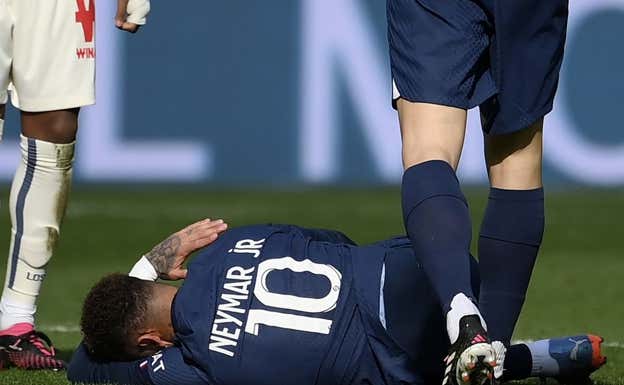 Neymar tras sufrir la lesión ante el Lille.  AFP