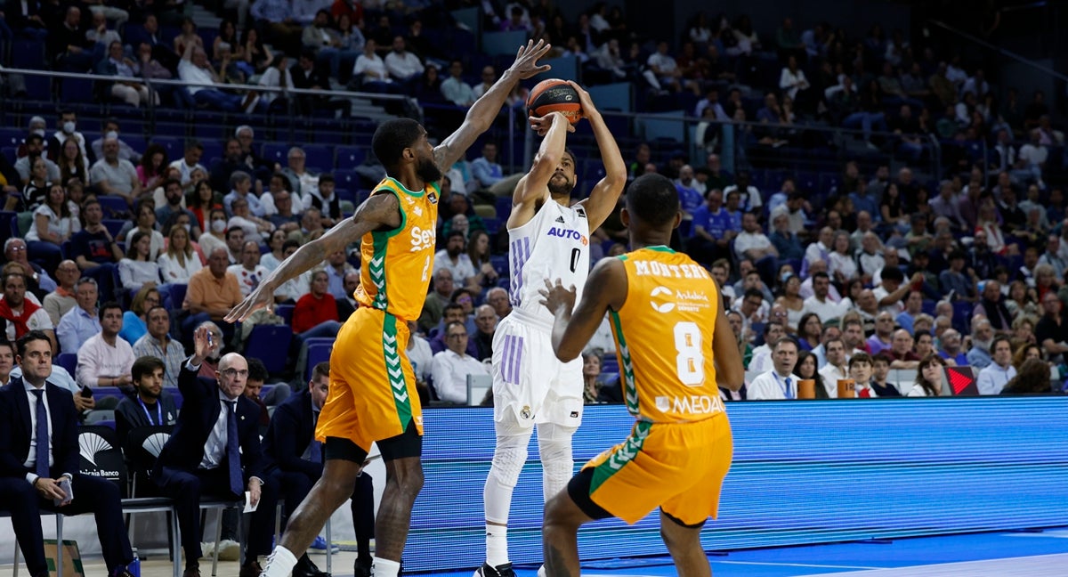 NIGEL WILLIAMS-GOSS LANZA A CANASTA ANTE LA DEFENSA DEL BETIS BALONCESTO