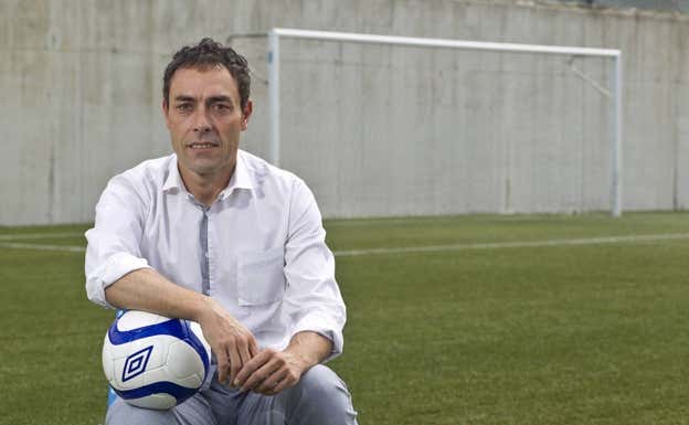 Alfonso Pérez Burrull, exárbitro internacional.  EL DIARIO MONTAÑÉS