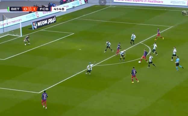 De Jong conduciendo hasta la frontal rival, algo muy dado en el neerlandés.