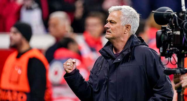 Mourinho no asegura que Dybala esté en el banquillo contra el Sevilla