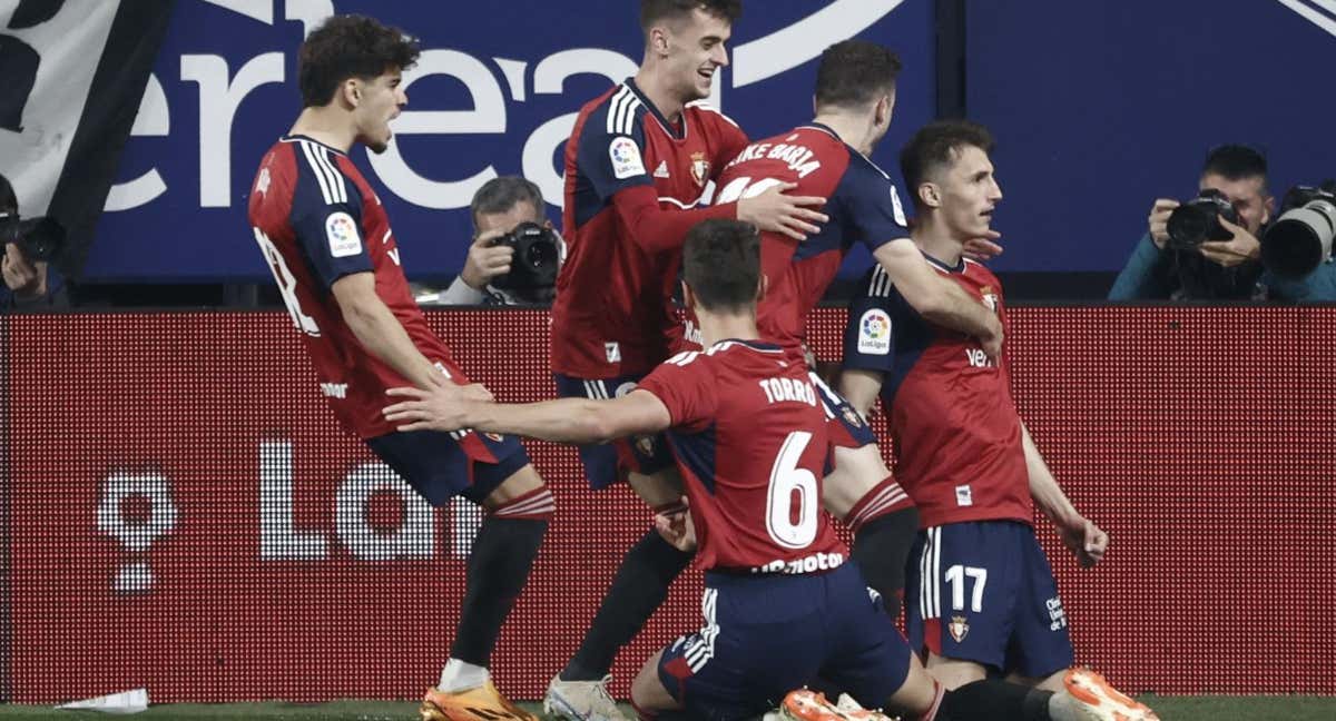 Budimir celebra junto a sus compañeros el primer gol ante el Ahletic./EFE