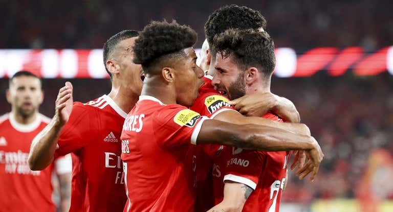Los jugadores del Benfica celebran un gol de Rafa.