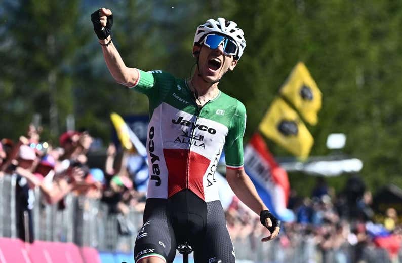Almeida cede 20 segundos ante Roglic y Thomas en el día de Zana