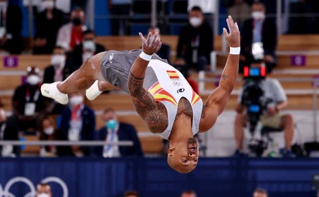 Ray Zapata realiza el ejercicio que le valió la medalla olímpica en Tokio.  Reuters