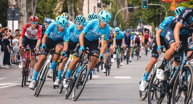 Efectivos del Eolo-Kometa, durante el Giro de Italia.