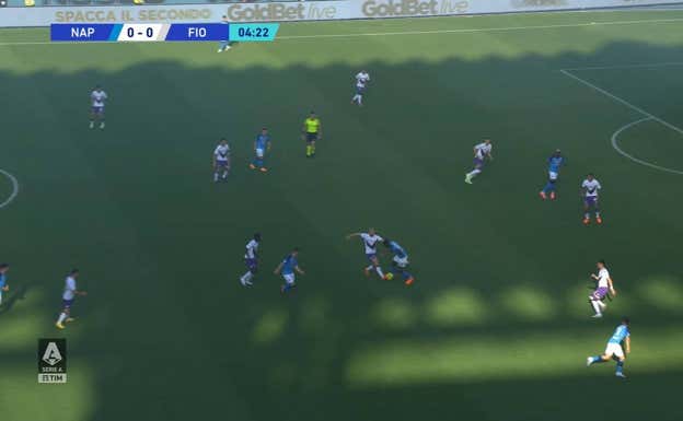 Amrabat anticipa y recupera la pelota.