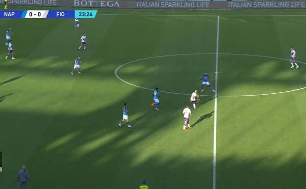 Amrabat tiene pase hacia el central, pero con el cuerpo engaña y aprovecha para filtrar y cambiar de orientación.