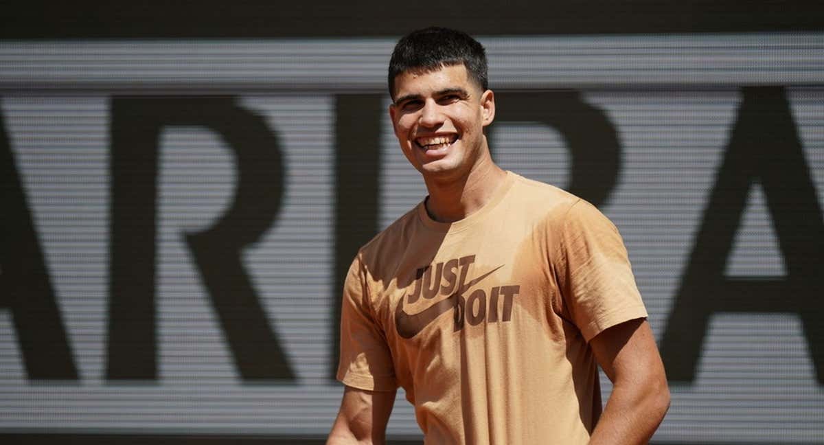 Carlos Alcaraz, durante uno de sus primeros entrenamientos en Roland Garros. /FFT