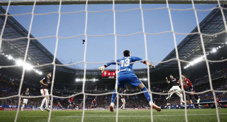 Julen Agirrezabala, durante el partido ante Osasuna.