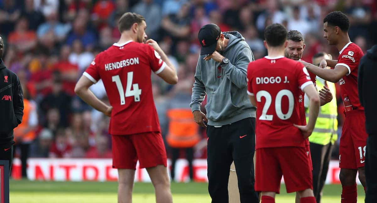 Klopp y los jugadores del Liverpool tras el partido ante el Aston Villa en Anfield. /EFE