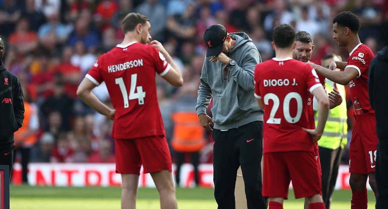 Klopp y los jugadores del Liverpool tras el partido ante el Aston Villa en Anfield.
