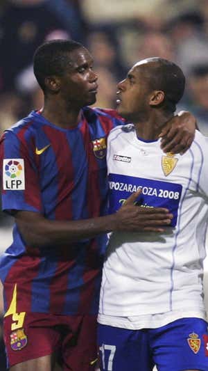 Ewerthon charla con Eto'o para que se quedara en el campo.  GETTY