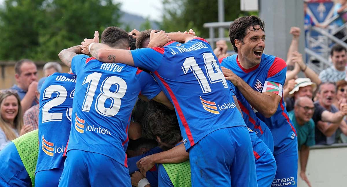 Etxeita, a la derecha, celebra uno de los goles del Amorebieta en la presente temporada./SD Amorebieta