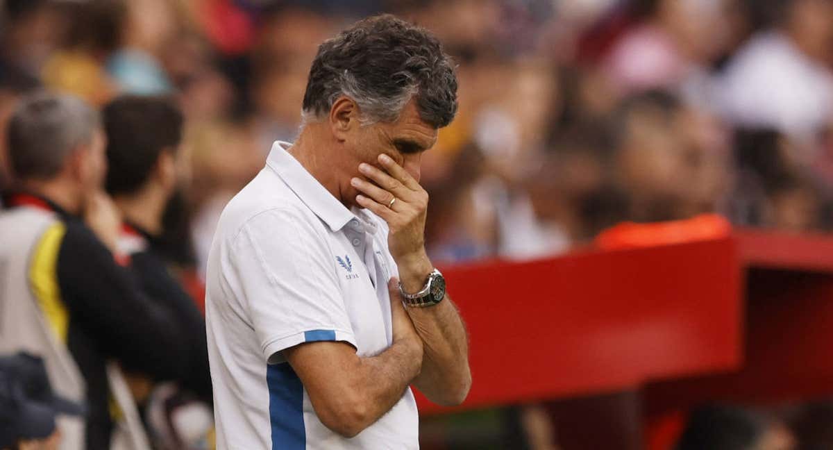 José Luis Mendilibar, pensativo, durante el partido./Reuters