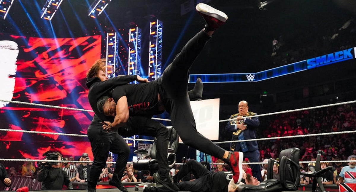 Roman Reigns ataca a Sami Zayn durante SmackDown.