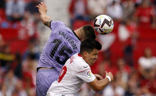 Valverde y Acuña, en un lance del Sevilla-Real Madrid celebrado el 27 de mayo en el Sánchez-Pizjuán.  REUTERS