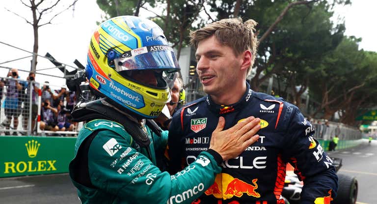 Verstappen y Alonso se saludan tras el GP de Mónaco.