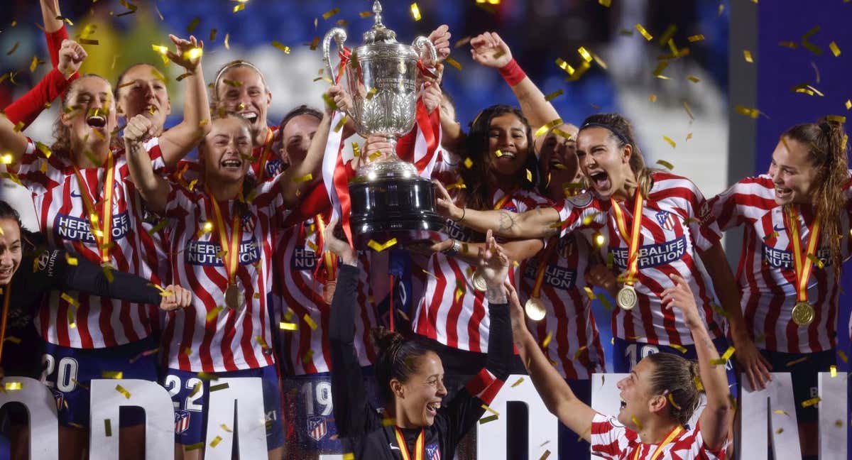 El Atlético de Madrid levanta la Copa de la Reina tras vencer al Real Madrid en la tanda de penaltis.