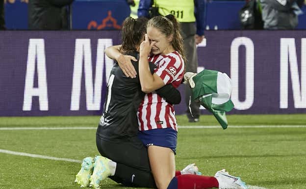 Lola Gallardo y Banini, jugadoras del Atlético, celebran el triunfo en la final de Copa de la Reina.  RFEF