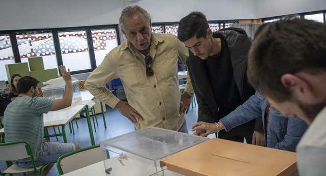 Carlos Fernández regatea a la mesa electoral y podrá jugar contra el Atlético de Madrid