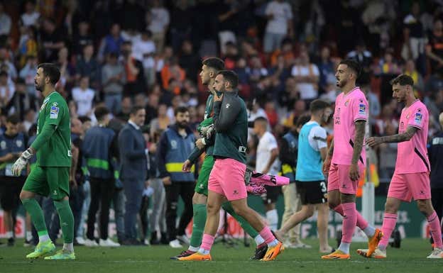 La decepción entre los futbolistas tras el descenso.  AFP