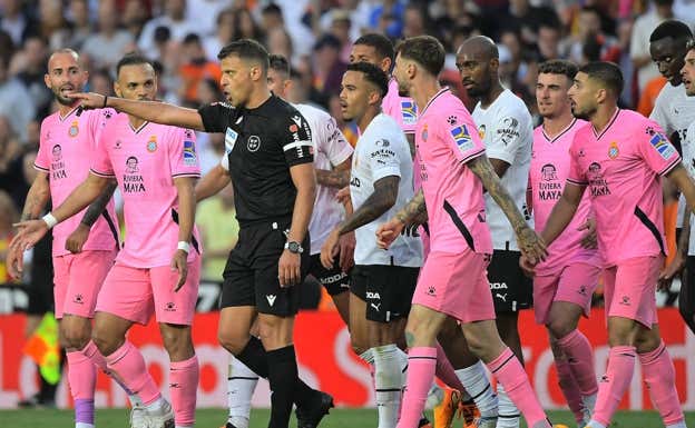 Los jugadores del Espanyol protestan una decisión de Gil Manzano.  EFE