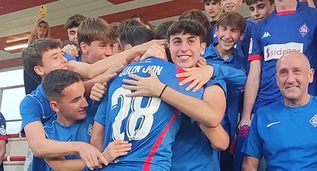 Videollamadas, abrazo con sus ‘chavales’ y foto en soledad: el festejo de Julen Jon en el ascenso del Amorebieta