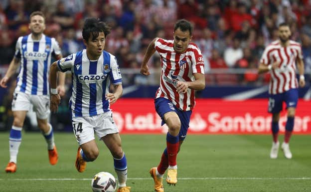Kubo conducía un balón por delante de Sergio Reguilón.  EFE