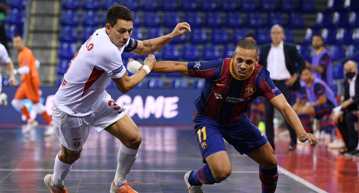 Rómulo pugna con el barcelonista Ferrao en un partido de Champions League en el Palau.