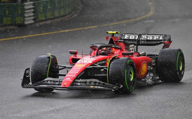 Carlos Sainz, bajo la lluvia en Mónaco.  AFP