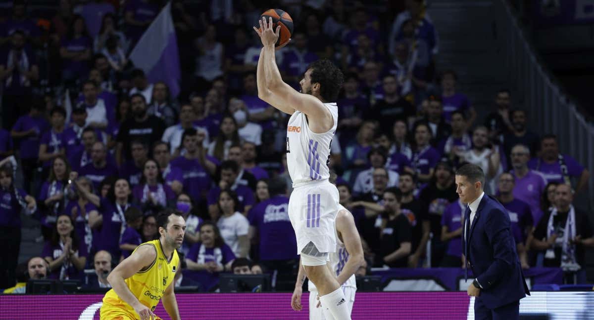 Sergio Llull anota el triple que lo convierte en el máximo anotador histórico del Real Madrid. /ACB PHOTO/ P. CASTILLO