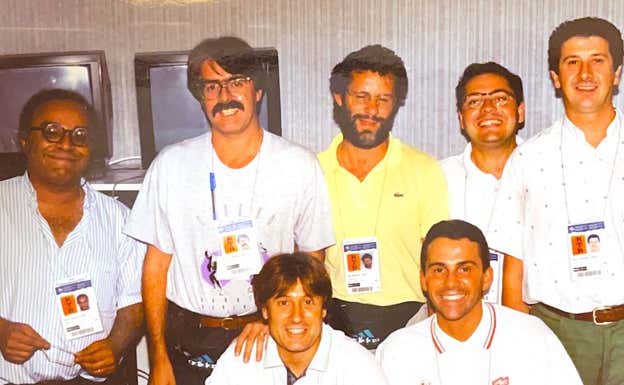 Equipo de Antena 3 Radio, de izquierda a derecha: Andrés Montes, Siro López, Javier Ares, Bernard Bafaluy y Quique García Corredera; abajo, Pepe Gutiérrez y Cristian García.  SIRO LÓPEZ