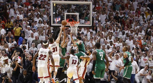 Las polémicas 9 décimas de segundo que pueden cambiar la historia de la NBA
