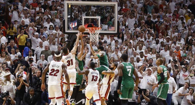 Momento en el que Derrick White palmea el balón para dar la victoria a los Celtics.