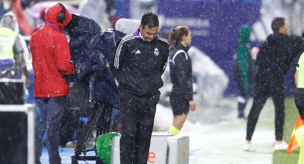 Toril, entrenador del Real Madrid, cabizbajo durante la final de la Copa de la Reina.