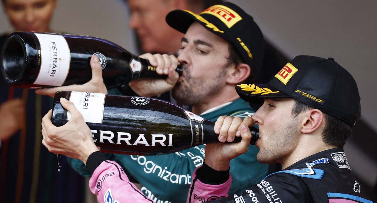 Fernando Alonso y Esteban Ocon,, en el podio del GP de Mónaco de F1. /Reuters