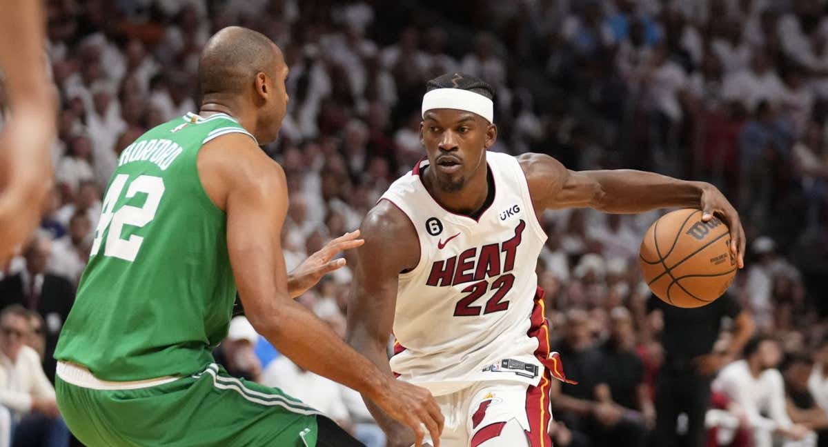 Jimmy Butler, frente a Al Horford, de los Celtics. /Reuters