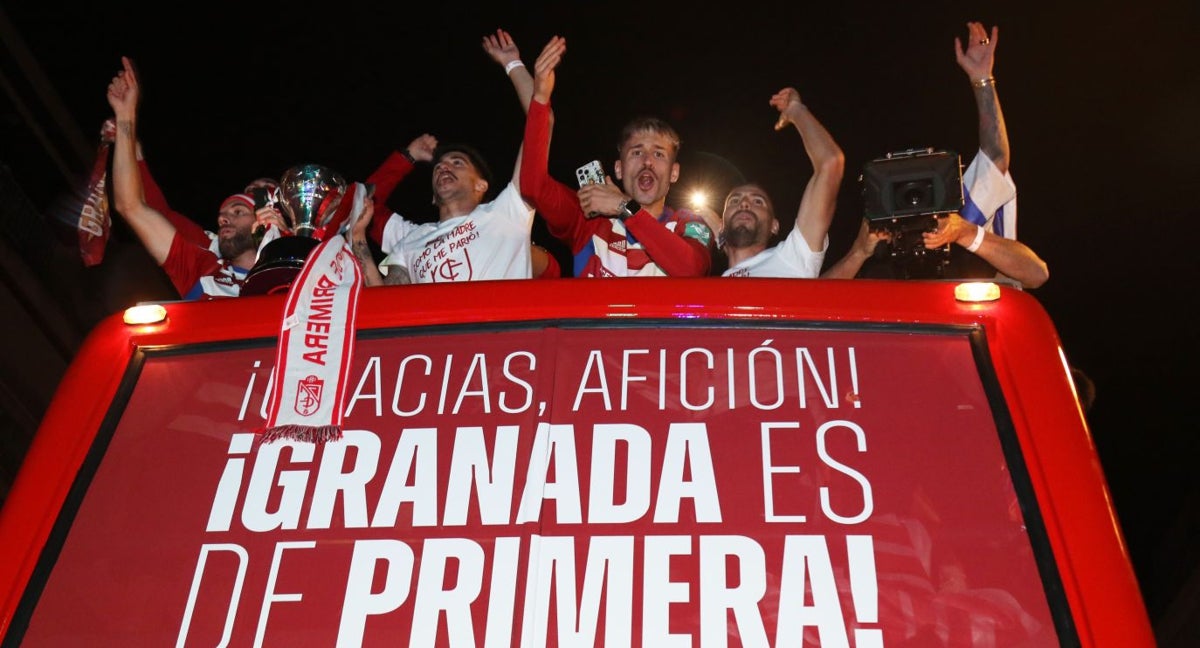 Jugadores del Granada CF celebran el ascenso a Primera en una rúa por la ciudad.